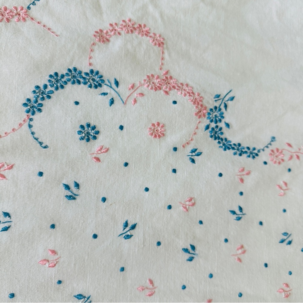 White Linen w Blue & Pink Embroidery King /Queen Bed Coverlet Sheet & Shams VTG
